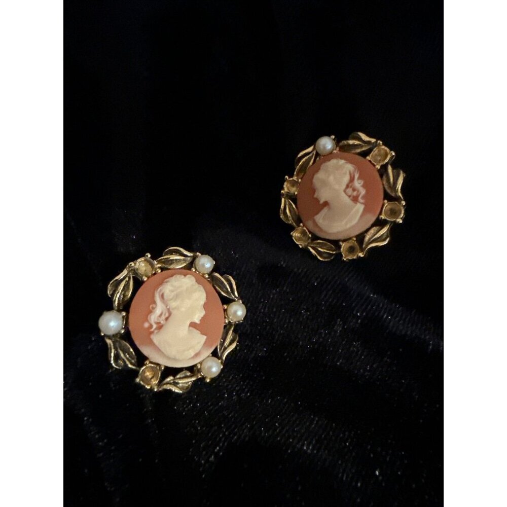 Vintage Earrings Clip On Cameo Victorian Lady Gold Toned. Pre-owned